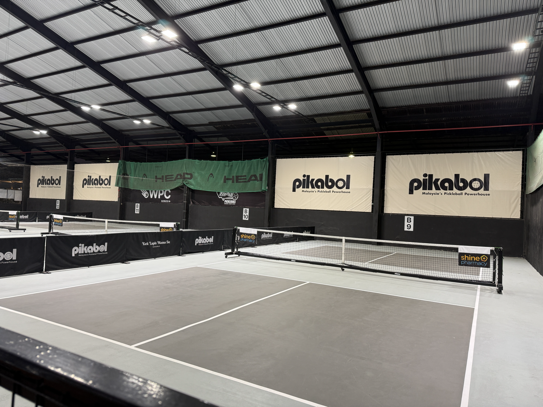 Large banner installation at Pikabol